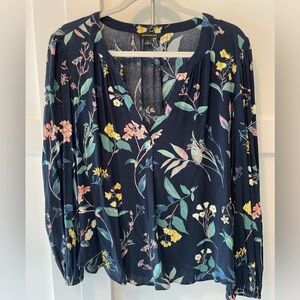 Banana Republic Women’s long sleeve navy floral blouse v-neck size large